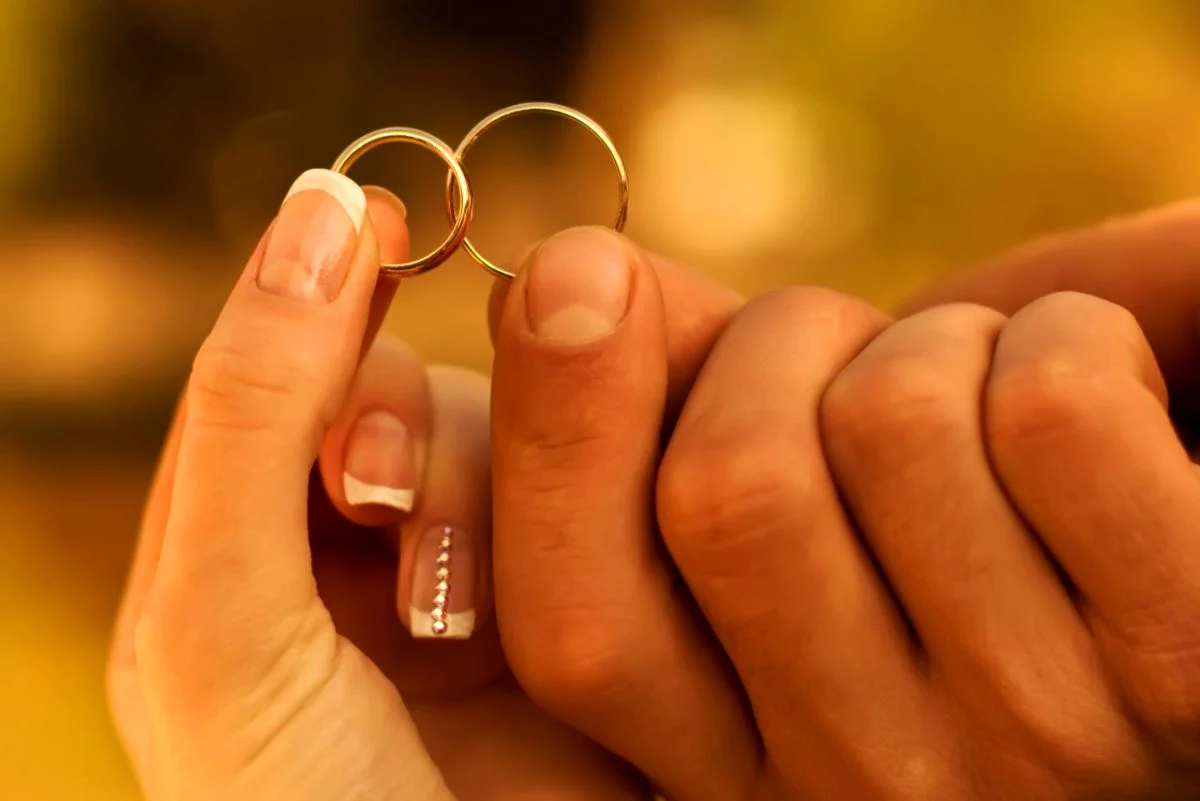 Poor girl ate wedding ring на русском