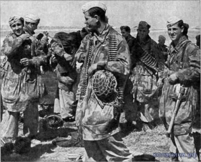 Парашютисты готовятся вызволять Муссолини. Предстояла выброска роты солдат из батальона «Фриденталь» Скорцени и пронемецки настроенного итальянского офицера, генерала Солетти, которому отводилась задача вести переговоры с целью избежать ненужного кровопролития.