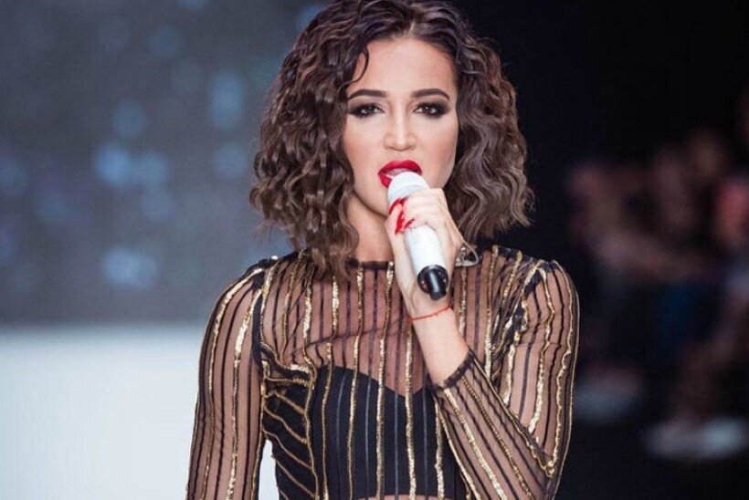 Оля выступает на концерте