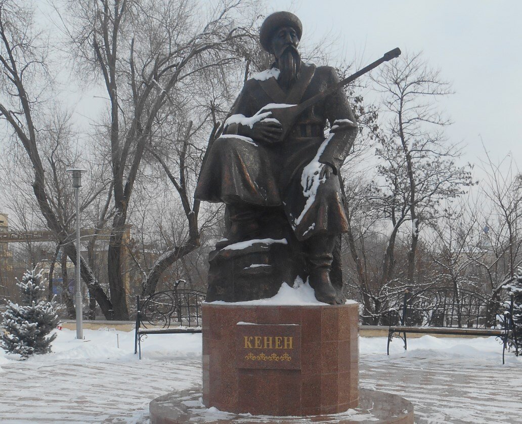 Памятник Кенену Азербаеву. Тараз. Январь 2020 г. Фото автора 