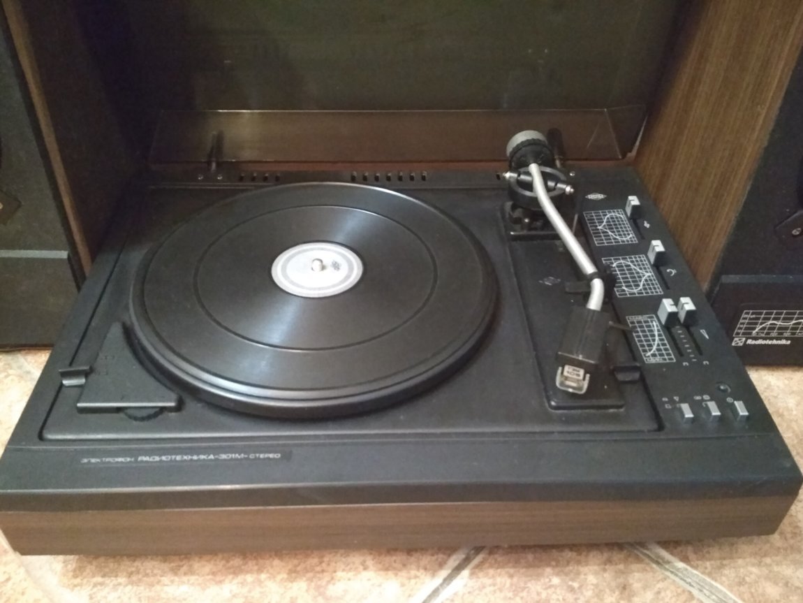 Проигрыватель пластинок "Радиотехника". Фото из сервиса "Яндекс картинки".