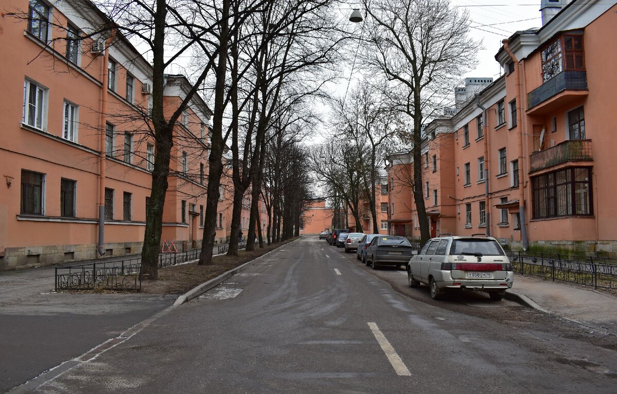 Тракторная улица - тихая и зелёная, выглядит почти как внутридворовой проезд, хотя таковым не является