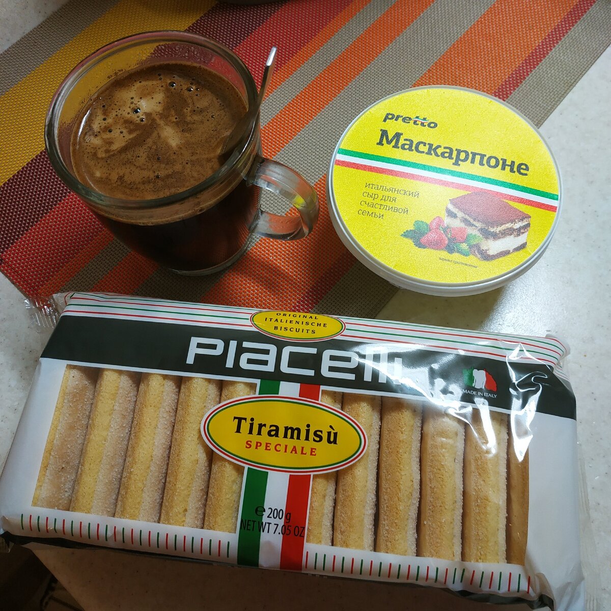 Печенье, сыр и заваренный молотый кофе