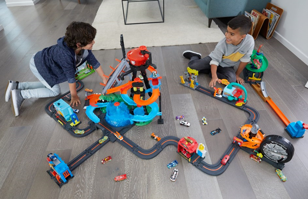 С классной игрушкой мальчик будет играть долго, она не будет пылиться в шкафу. Он будет играть один и устраивать соревнования с друзьями.