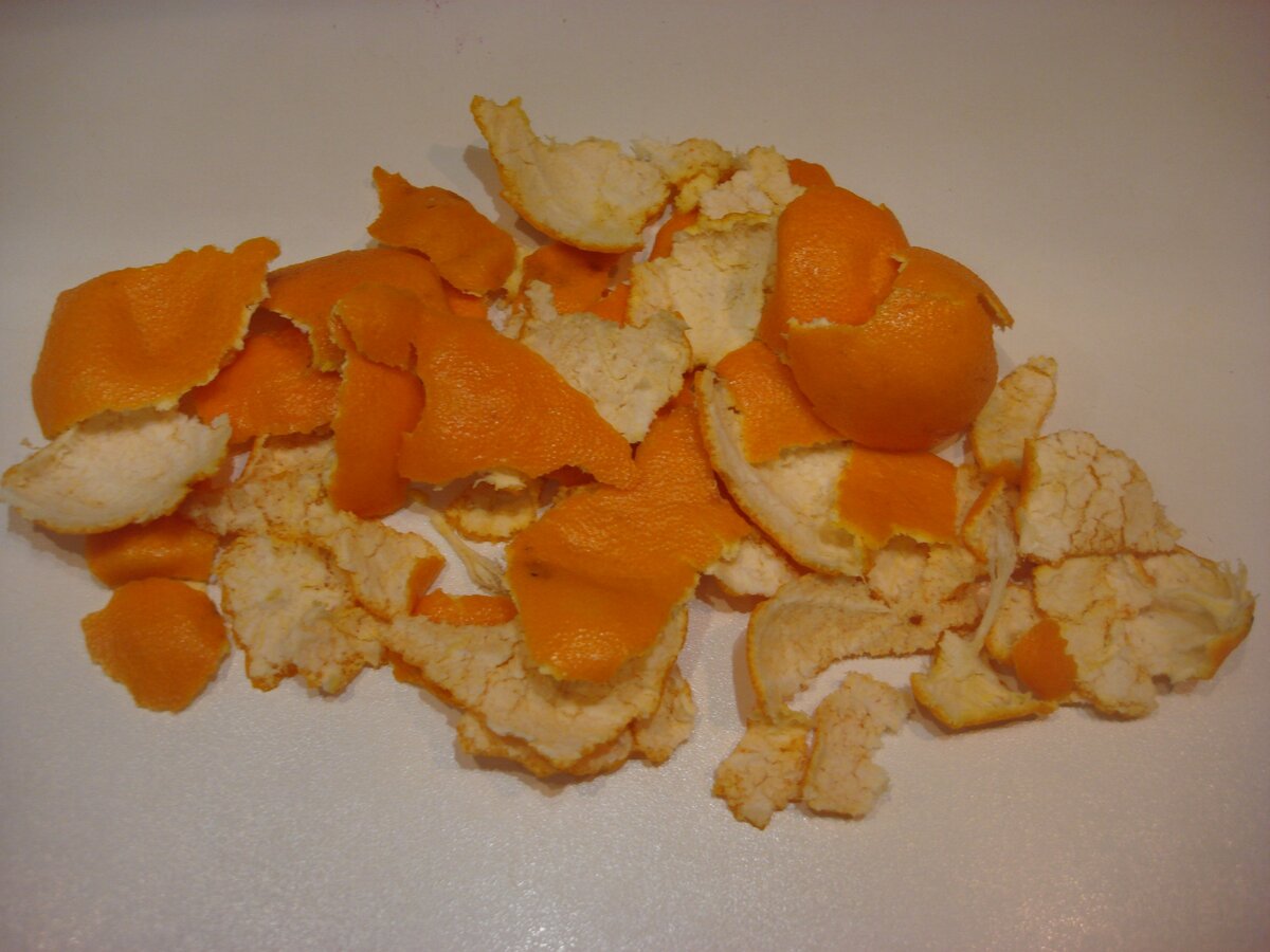 куда использовать мандариновые корки. гора мандаринов. мандариновые корки. куда использовать мандариновые корки. мандариновые корки.