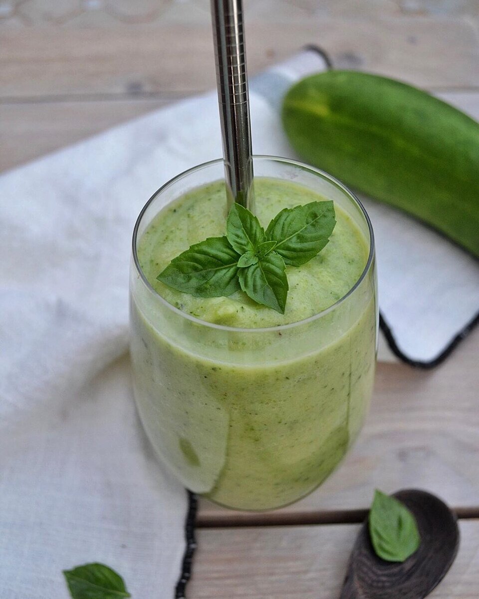 Гаспачо из авокадо и огурцов