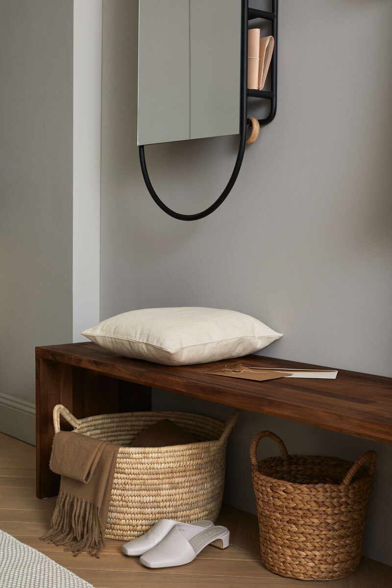 Очень важно распределить вещи в гардеробе так, чтобы вы видели всю свою одежду и понимали, что носится, а от чего можно отказаться