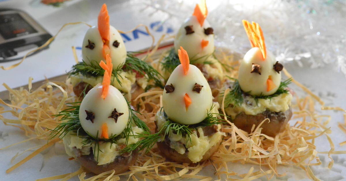 Шампиньон, мясо и яичко.