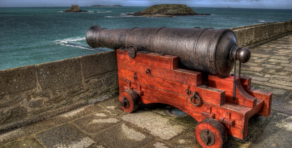 Горячие пушки. Старинные пушки. старинные корабельные пушки.