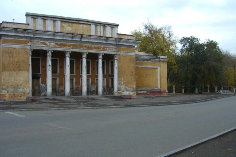 Кинотеатр магнитогорск. Кинотеатр магнит Магнитогорск. Магнитогорск кинотеатр магнит прошлое. Кинотеатр Родина Магнитогорск. Кинотеатр мир история Магнитогорск.