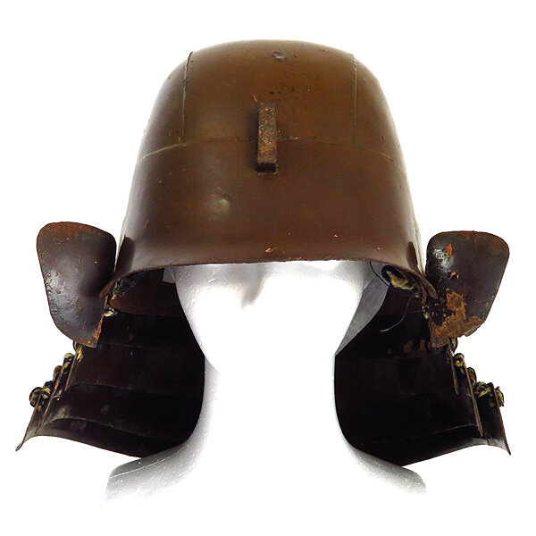  След на козырьке - это не пулевая проба, а всего лишь вмятина на лаковом покрытии, скорее всего - от колющего удара копьем или попавшей стрелы. 