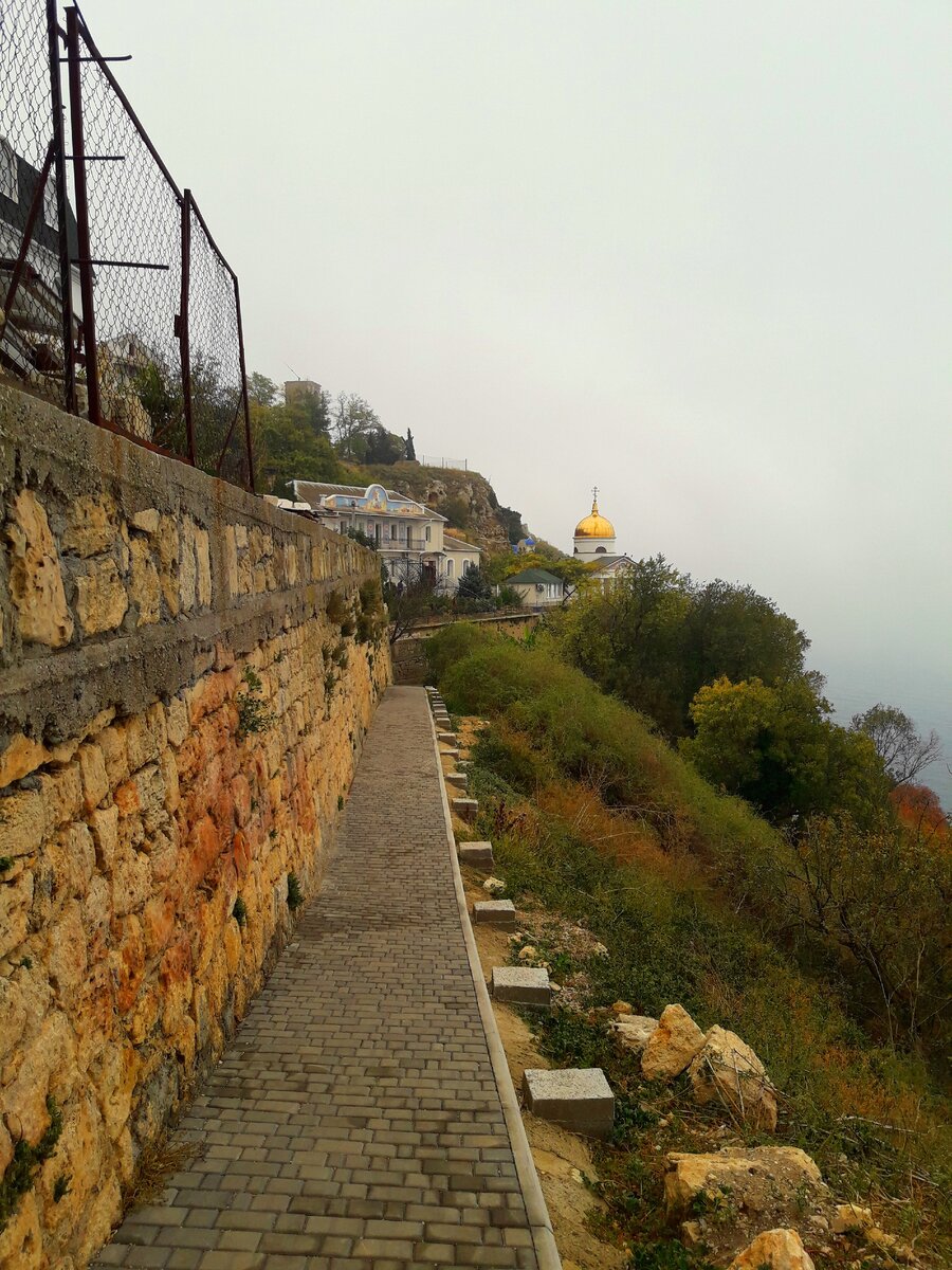 Дорога к нудистскому пляжу под монастырем в Крыму, и наша находка советская ложка за 16 копеек, которую там вынесло море