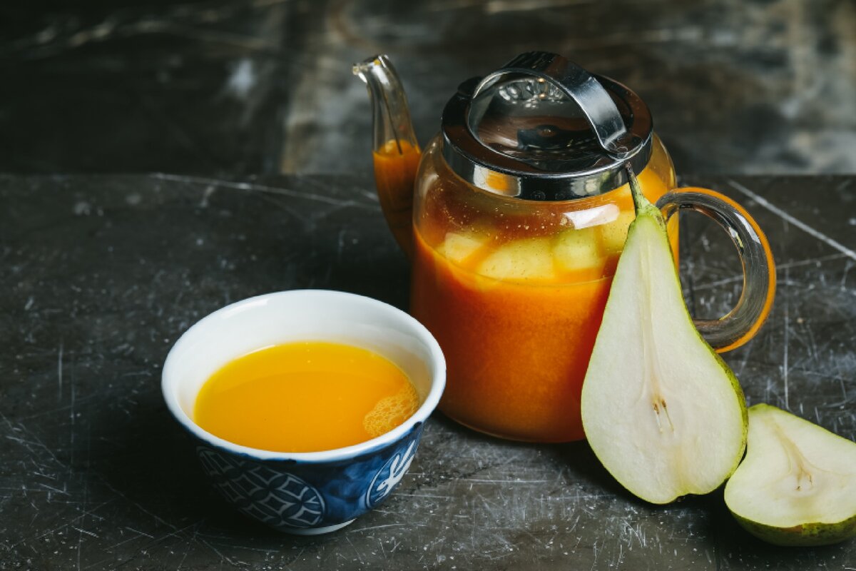 
Черный чай — 1 ст. ложка
Облепиха — 100 г
Сахар — 50 г
Груша —1 штука
Имбирь — небольшой кусочек
 Черный чай заваривается традиционный способом, отставляется для настаивания. Ягоды облепихи измельчаются, корень имбиря тоже. Груша режется на мелкие кубики. Смешиваются все компоненты напитка, немного настаиваются.