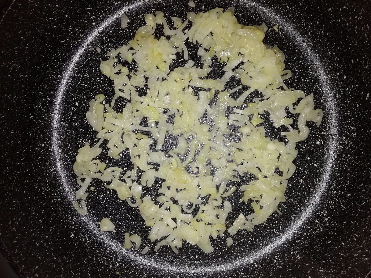 Обжариваем лук до золотистого цвета.