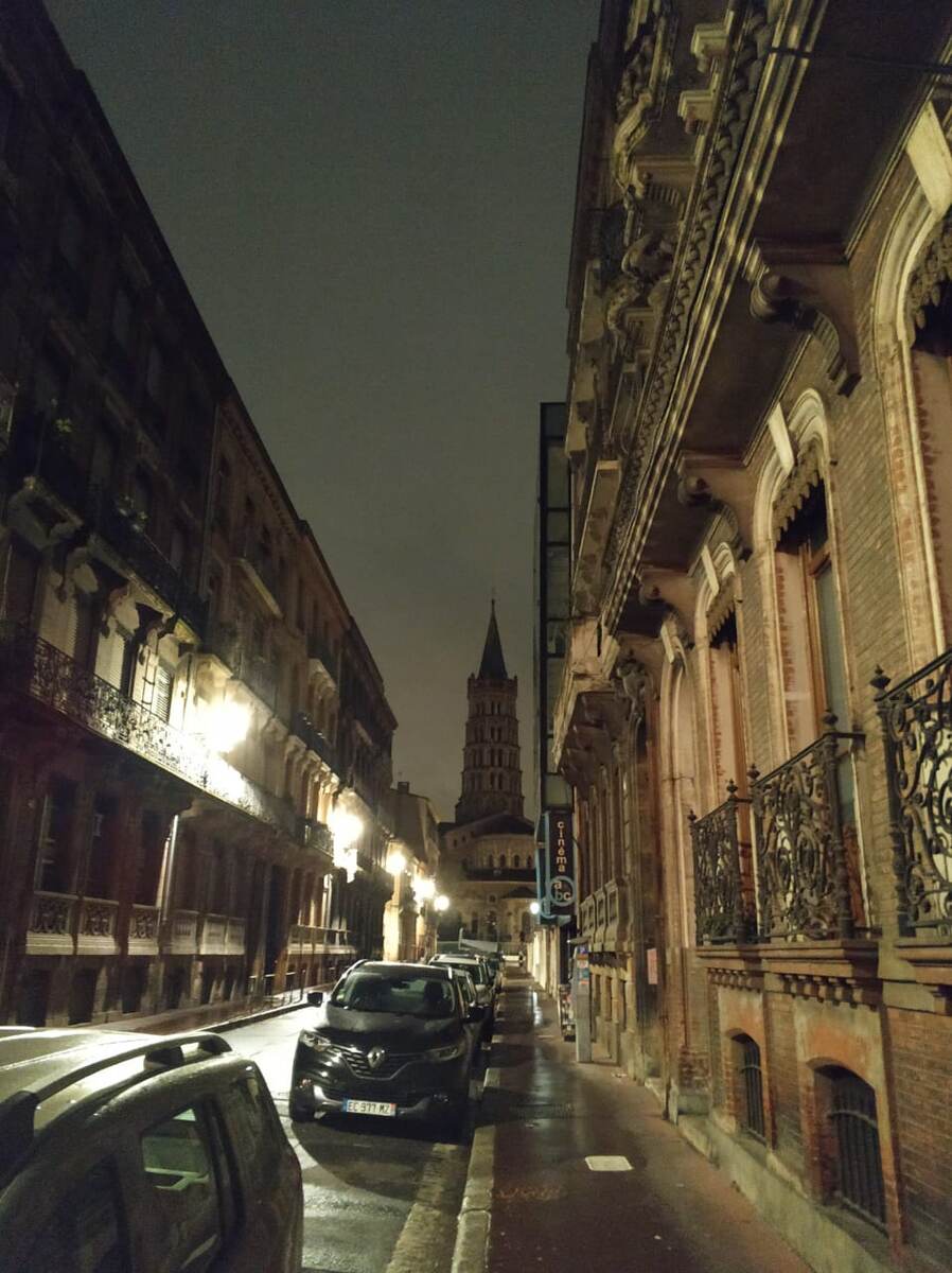 А вот и кусочек той самой церкви, базилика Сен-Сернен. По мне так, выглядит немного жутковато :) 