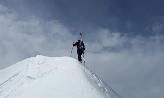 Человек поднимается на вершину горы