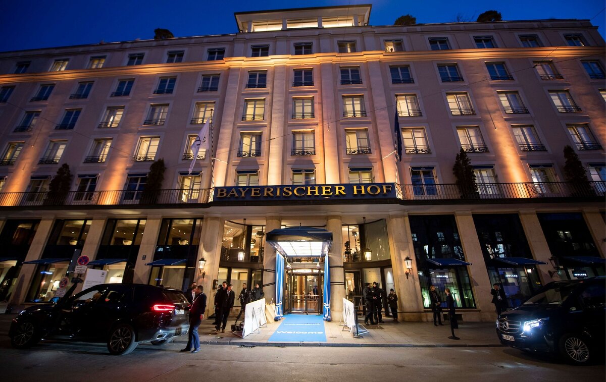 Участники конференции съезжаются в Баварский Двор. Фото MSC. https://securityconference.org/mediathek/album/muenchner-sicherheitskonferenz-2020/