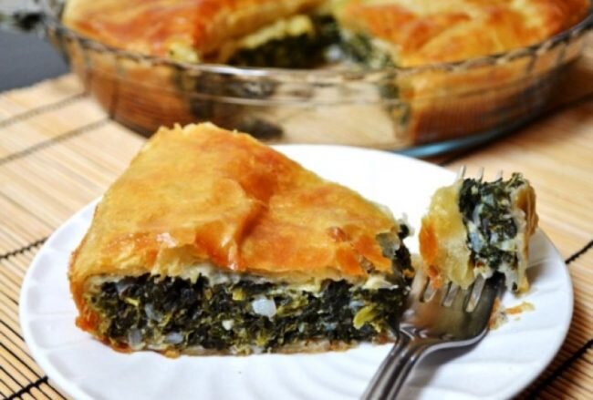 Приготовление теста не потребует много времени, а начинка делает этот пирог неотразимым. Чтобы приготовить слоеный пирог со шпинатом, вам понадобиться всего лишь немного времени.
