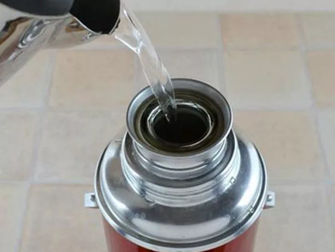 В чайник налили 3 литра холодной воды. Термос наливают. Термос для горячей воды. Термос для чая. Воду термос наливать.