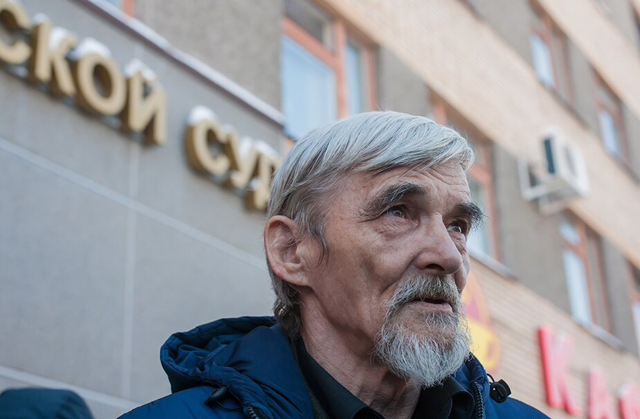 Юрий Дмитриев у здания Петрозаводского городского суда