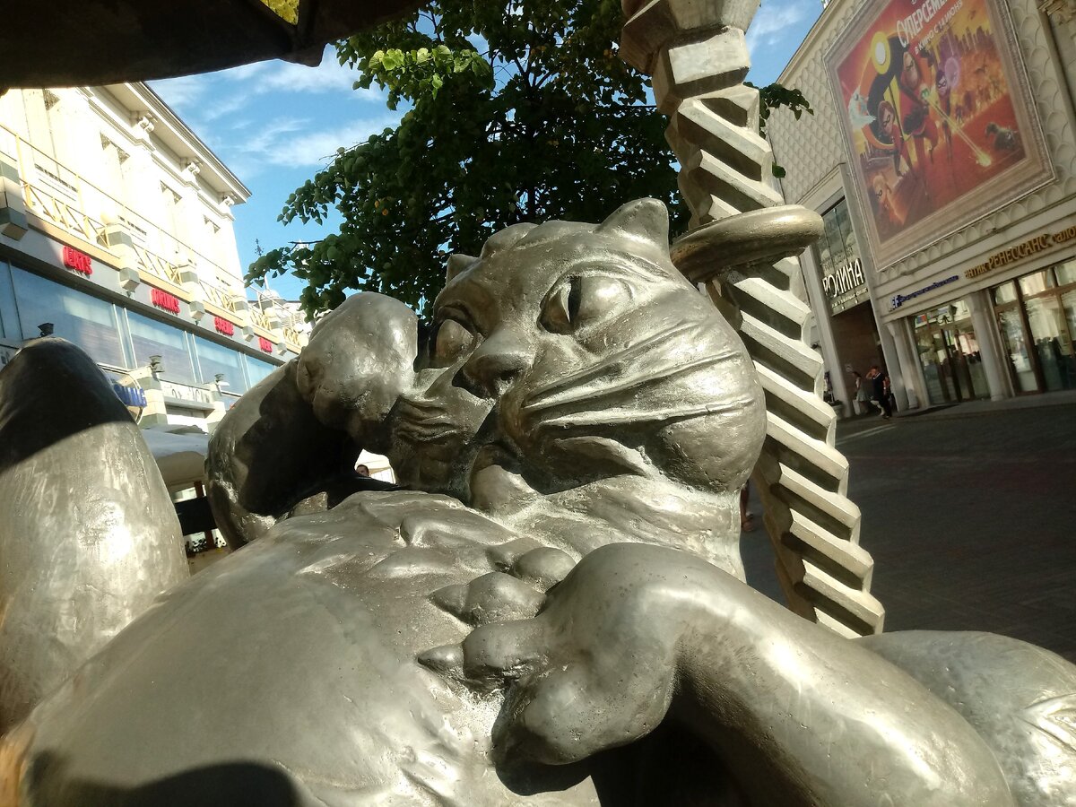 Кот в казани памятник. Казань кот Казанский. Алабрыс кот Казанский. Памятник коту Казанскому улица Баумана.