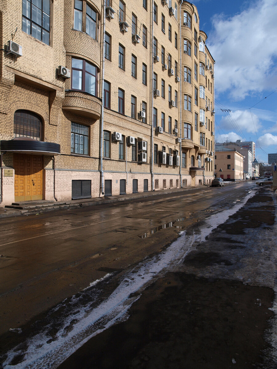 Решил съездить к дому, где прошло мое детство - в Москве, на углу Бауманской улицы и Посланникова переулка, заглянуть в его окна. Добротный дом - потолки высотой 3 с половиной метра, стены кирпичные толщиной в метр. На каждом кирпиче тиснение "Герасимовъ", как знак качества. До революции дом был известен, как Дом Корягина. Сдавались здесь квартиры интеллигентам, состоятельным людям, профессорам Высшего технического училища, что неподалеку. Квартиры хорошие, большие - по 7 комнат. Дом улыбался...  
