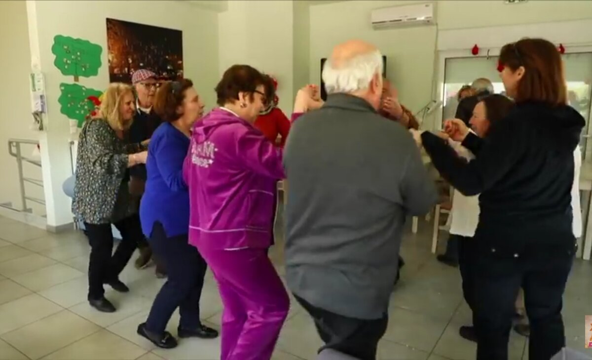 Греческие танцы в клубе. Кадр из шоу "Жизнь других. Афины" 