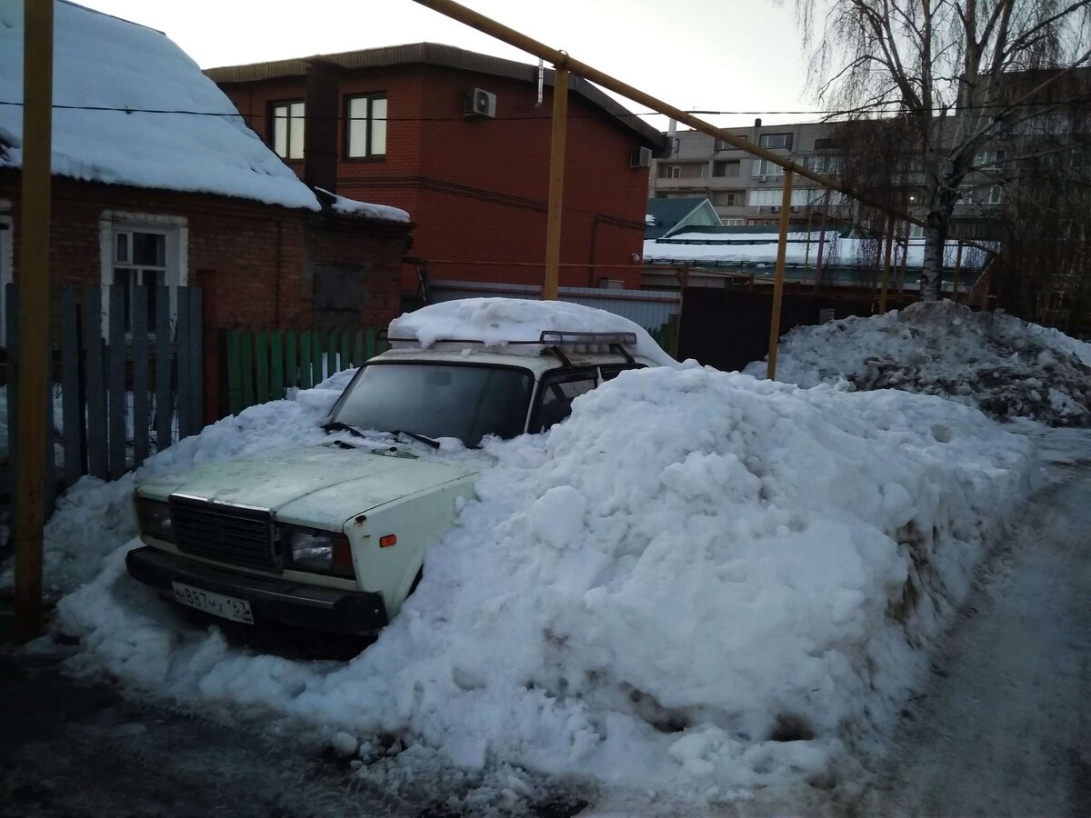 Сегодня машины "гниют" под снегом. Фото автора