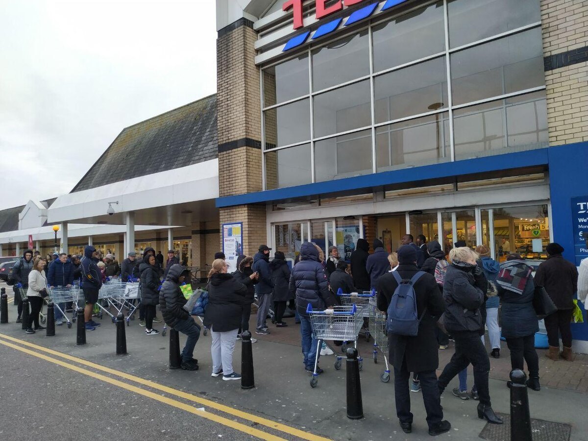 Очередь перед открытием магазина.