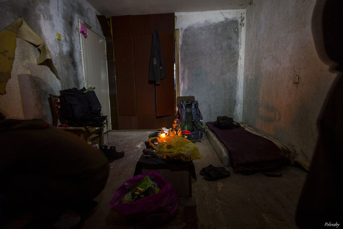 Прогулка по заброшенным домам Припяти ночью: представьте себя в этом городе ночью совсем одного?