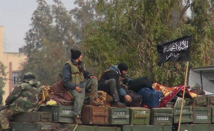 В 2011 году в Сирии началась «арабская весна» на волне лживых обещаний принести народу этой страны демократию и процветание. За прошедшее с тех пор время Сирия и сирийский народ пришли в печальное состояние.Руководство Турции охотно присоединилось к этому проекту с целью реализовать свои геополитические грезы и свергнуть режим Асада.Когда мы смотрим на современную карту Сирии, мы можем сказать, что воздушное пространство на востоке от Евфрата контролируется США, Рабочая партия Курдистана (РПК) — Отряды народной самообороны (YPG) сохраняют свое присутствие в этом регионе, а восток от Евфрата превратился в зону влияния США.Тем временем на западе от Евфрата воздушное пространство контролируется Россией, и этот регион стал зоной влияния России.В этой связи мы можем утверждать, что Сирия уже сейчас разделена на две части по реке Евфрат.Турция же контролирует узкую зону на севере Сирии, которая протягивается от Африна до иракской границы.США хотят защитить ХТШ*, а Россия — уничтожитьВ современной Сирии проблемным регионом, откуда распространяется конфликт, является Идлиб, и в Идлибе интересы США и России на самом деле сталкиваются.Как намекает Международная кризисная группа, которая является ответвлением глубинной структуры США, джихадисткую террористическую организацию «Хайят Тахрир аш-Шам» (ХТШ — запрещена в РФ — прим. ред.) в Идлибе нужно защищать.Согласно предложению упомянутой группы, для снижения напряженности в Идлибе между Россией и Турцией должно быть достигнуто соглашение о прекращении огня, которое также должно распространяться на ХТШ, трассы М4 и М5 должны быть открыты для движения, безопасность этих автомагистралей должны обеспечить турецкие и российские военные.Если это предложение Международной кризисной группы понимать как план США по Идлибу, то мы можем прийти к следующему выводу: США, прославившиеся своим богатым опытом производства и использования террористических организаций, желают взять под крыло ХТШ во имя своих интересов.Не нужно забывать, что, если джихадистская террористическая организация ХТШ по желанию США останется на постоянной основе в Идлибе, то эта организация, которая обоснуется у самых наших границ, со временем может превратиться в серьезную угрозу безопасности и для Турции.Россия, в свою очередь, считает необходимым очистить Идлиб от всех террористических организаций, в том числе ХТШ.Сейчас ХТШ сохраняет свое присутствие в Идлибе, в регионе, контролируемом турецкой армией; столкновение интересов США и России в этом вопросе и решение, которое необходимо принять, — самая серьезная проблема для Турции в регионе.Успех саммита Эрдоган — Путин, который состоится 5-6 марта в России, в значительной степени будет зависеть именно от решения Турции по ХТШ.— Турция будет действовать сообща с Россией и позволит уничтожить ХТШ?— Турция будет действовать сообща с США и даст добро на сохранение присутствия ХТШ?— Проблема растянется во времени?Проблема Идлиба — это проблема ХТШ. Остальное — детали.Военное измерение идлибской проблемыМногие турецкие наблюдательные посты, размещенные по периметру идлибской зоны, окружены сирийской армией. В случае начала крупномасштабной военной операции эти статичные наблюдательные пункты, учитывая, что обеспечить превосходство в воздухе будет невозможно, могут оказаться в сложной ситуации перед лицом атак с воздуха.Судя по сведениям из открытых источников, становится понятно, что в эту узкую географическую зону, в которой воздушное пространство контролируется Россией, Турция стянула значительные силы из других регионов. Это серьезный чувствительный вопрос, поскольку контроль над воздушным пространством находится у России. А использование этих соединений в наступательных целях еще больше повышает эту чувствительность.Важно, чтобы отставные военные, выступающие по телевидению и комментирующие ситуацию в Идлибе, абстрагировались от героической риторики и политической лояльности, и оставались привержены фактам и военным правилам, которые написаны кровью.Война — это очень серьезное дело для очень серьезных целей, и ее цена — кровь. Телепередачи об этом крайне серьезном деле не должны превращаться в шоу.С экранов телевизоров мы слышим, что военной операцией в Идлибе управляет министр национальной обороны Турции. Хотя он в прошлом военный, это политическая фигура, и ни в одной демократической стране не принято, чтобы гражданское лицо осуществляло управление военной операцией. Эти функции должен выполнять высокопоставленный региональный командир, в распоряжении которого находятся войска, участвующие в операции.Турецкий народ хочет слышать, что думают по поводу Идлиба начальник Генерального штаба и командующие силами.Значительную часть своих сил Турция бросила на борьбу в Идлибе. Главная проблема для Турции в Сирии — РПК-YPG. При этом не нужно забывать, что центром тяжести турецкой геополитической стратегии является Восточное Средиземноморье.*«Хайят Тахрир аш-Шам» — запрещена в РФ — прим. ред. 