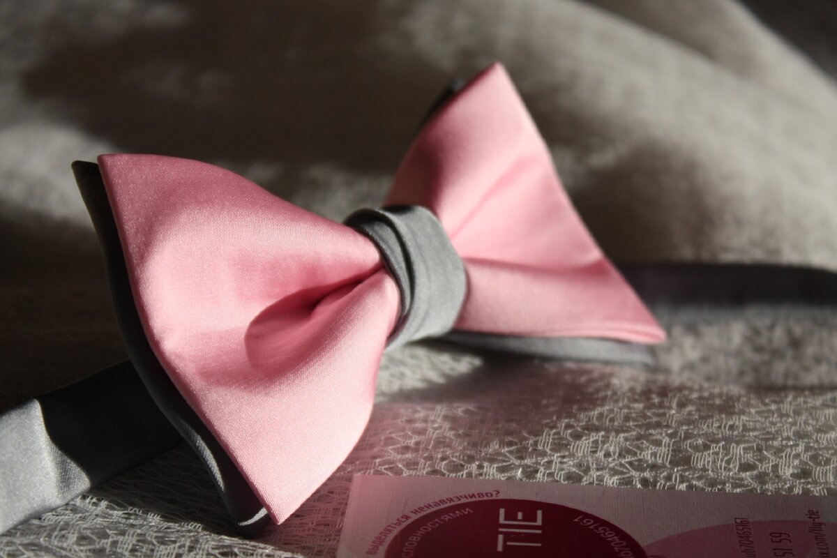 Это не просто аксессуар.  Пиши в комментарии нравится галстук-бабочке на женихах?