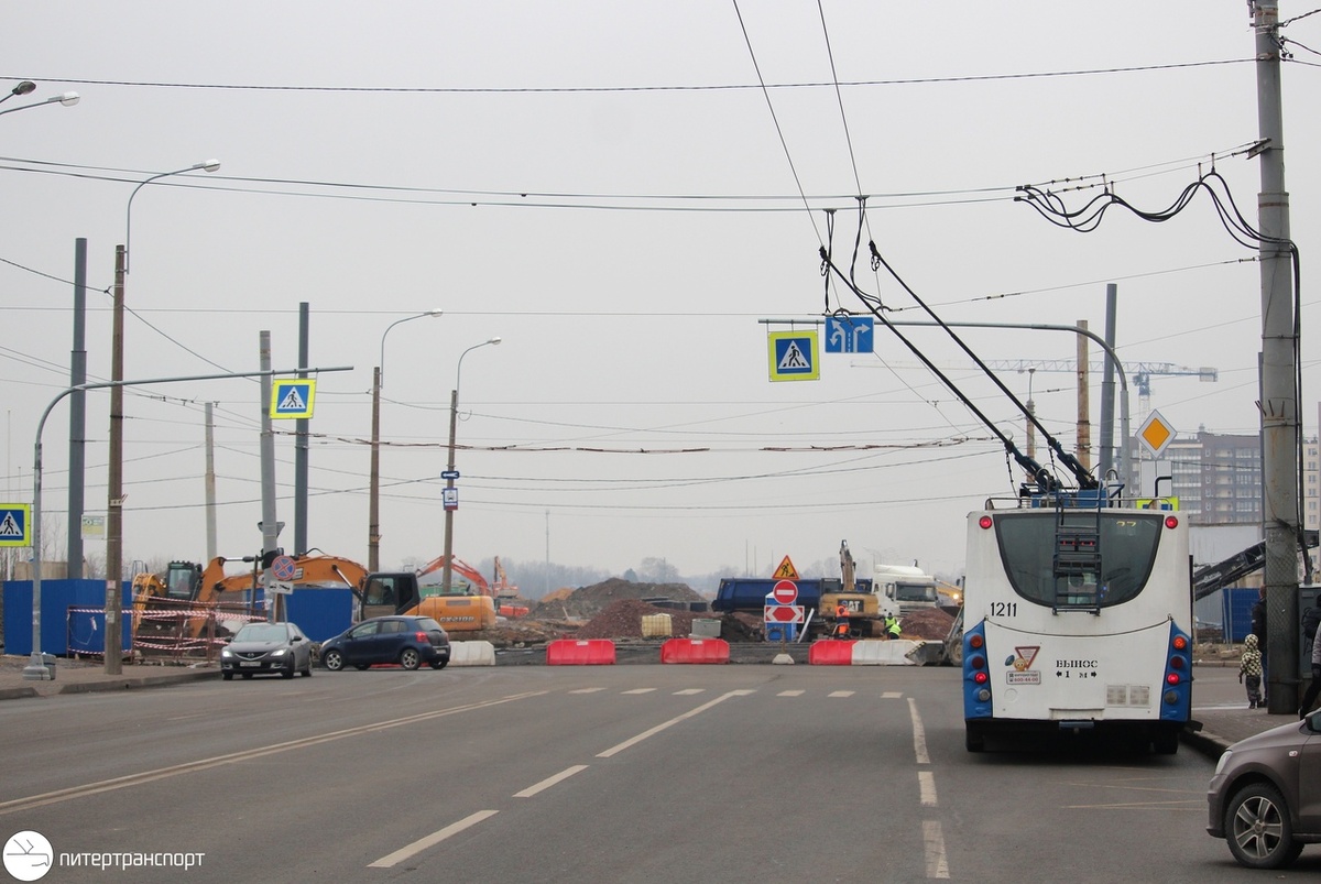 Перекрёсток проспекта Ветеранов и улицы Пионерстроя