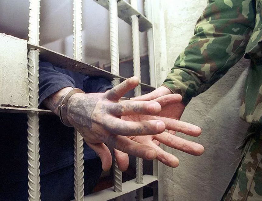 Могут ли посадить в тюрьму. Зек за решеткой. Места лишения свободы. Осужденные к лишению свободы. Отбывание наказания.