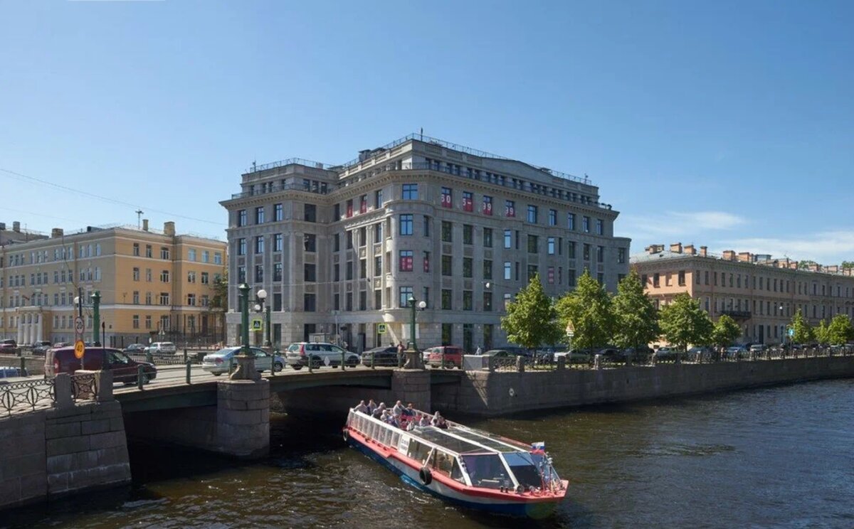 На улицах в районе Мариинского театра, где расположен ЖК Art View House, всегда плотный поток машин, поэтому добираться сюда непросто.