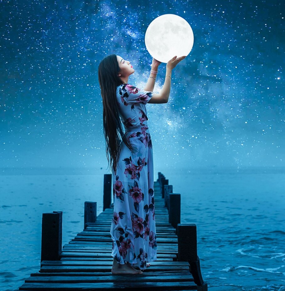Девушка и луна