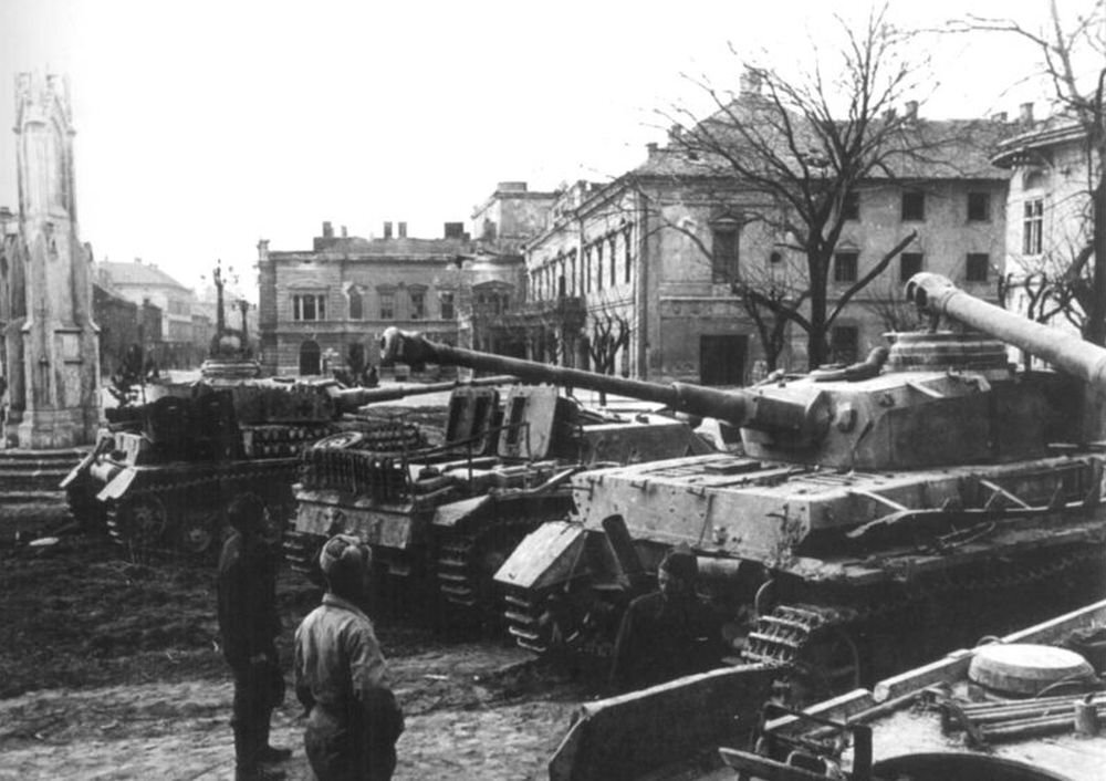 Захваченные советскими войсками в городе Секешфехервар немецкие танки и САУ. Фото: waralbum.ru