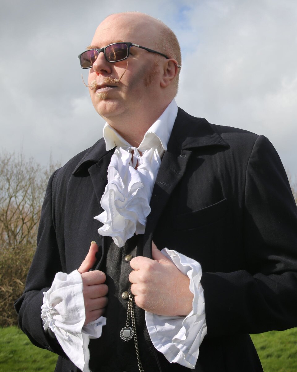 Ли Эдвард Армстронг,в свои 45 лет-заведующий производством в городе Питерборо,Англия