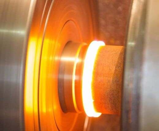 Сварка металла трением — это уникальный процесс соединения двух металлов, при котором механическая энергия трения или вращения одной из заготовок превращается в тепловую, где генерирование теплоты происходит именно в месте нужного соединения. В процессе нагрева детали прижимаются с постоянным давлением или нарастающим. После необходимого нагрева, расплава металла, соединения путем давления сварка завершается осадкой и резким прекращением вращения. При сварке металла трением в зоне соединения в результате давления происходит разрушение жировых пленок и окислов, которые мешают прочному соединению. Сильно разогретый металл, до температуры плавления, при сильном сжатии побуждает атомы металлов врастать друг в друга, что вызывает монолитность изделия. Таким образом, сварка металла трением включает в себя процесс: