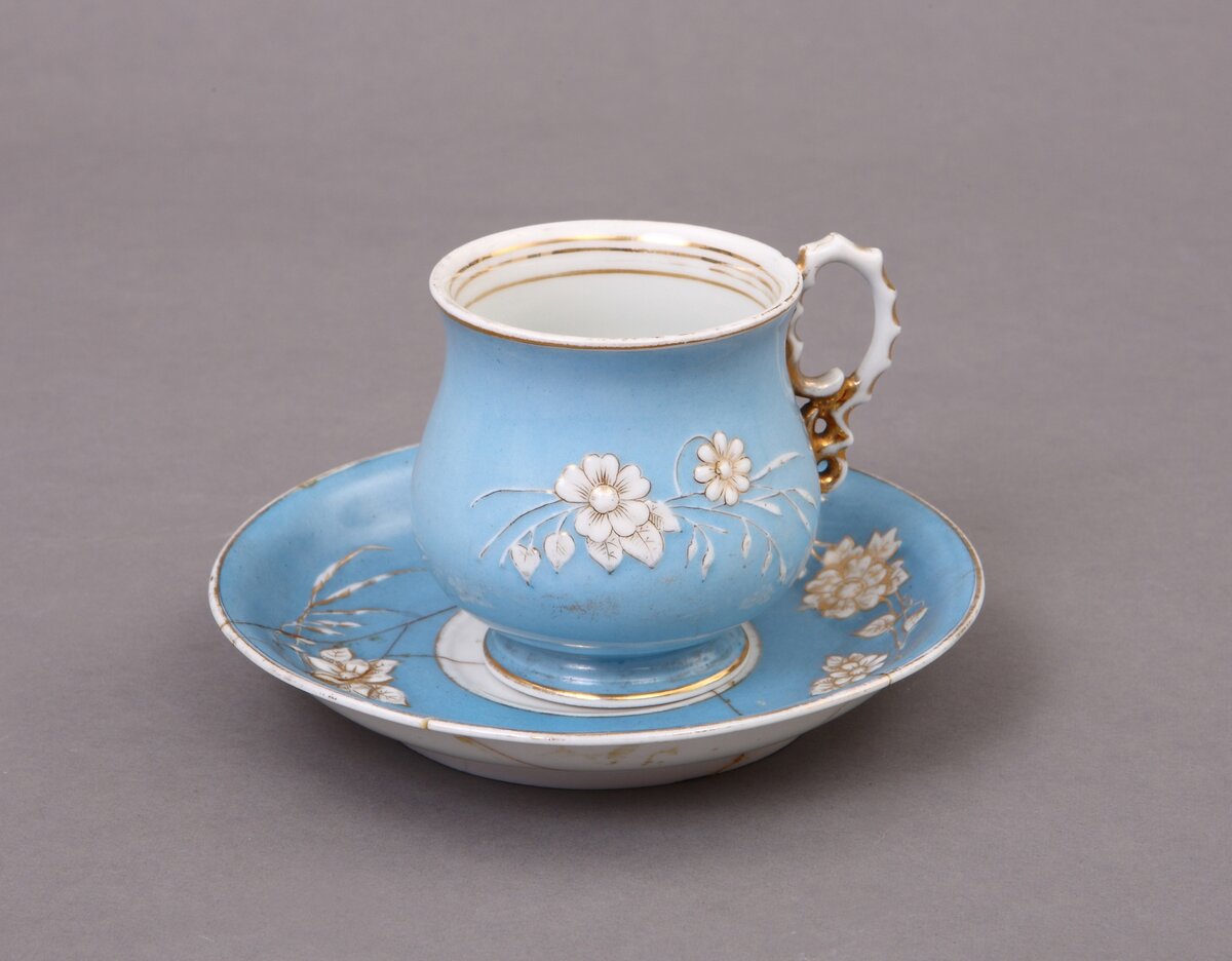Чайная пара. Россия. Фабрика И.Д. Перевалова. Рубеж XIX-XX вв. Фарфор, литьё, рельеф, крытьё, сусальное золото, роспись.