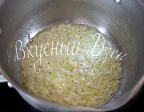 Мелко рубим лук и чеснок. Брокколи нарезаем на небольшие кусочки. В кастрюле с толстым дном разогреваем сливочное масло. Кладем лук и чеснок и жарим, помешивая, 4-5 минут, до мягкости. 