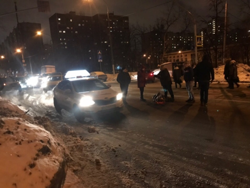 Фотография с места аварии вблизи ул. Челябинская, д.10, 23.01.2019 до приезда скорой помощи и сотрудников ГИБДД. Сбитая женщина (Ларина О.Л.) лежит без сознания на дороге вблизи разделительной линии. Курицын А.А. уже скрылся с места ДТП.