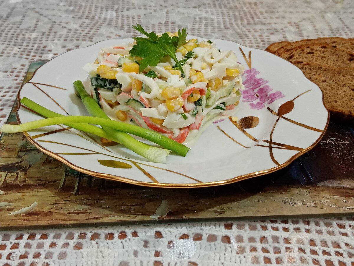Салат из крабовых палочек.