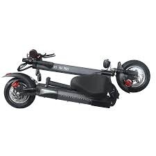 Это вид самоката при полном складывании.При таком состоянии его можно переносить за рулевую стойку например:заносить в автобус или класть в машину.