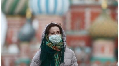 2 девушек высодели из поезда
