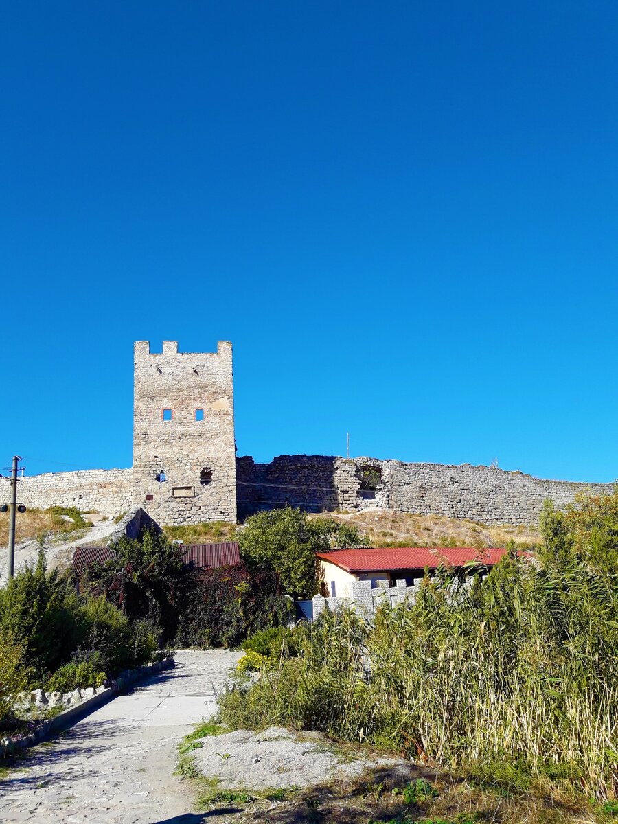 Столкнулась со странным поведением мужчины у церкви в Крыму (Феодосия),  увидев телефон он взял и побежал, рассказываю | Под зонтиком | Дзен