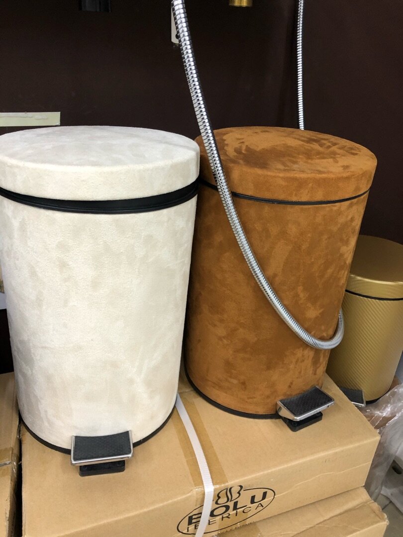 Самоклеющаяся алькантара ложится даже на изогнутые поверхности