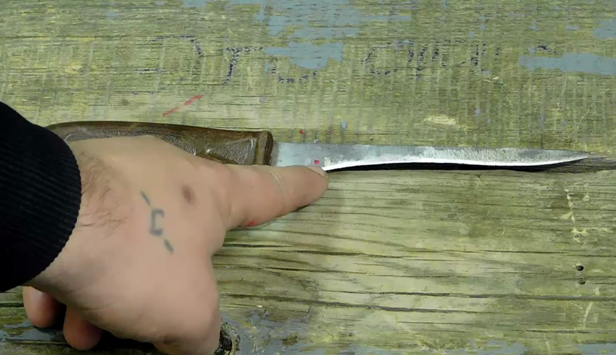 В размеченном месте нужно высверлить отверстие диаметром 5 мм.