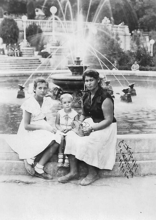 Сестра, я и мама  на отдыхе.     