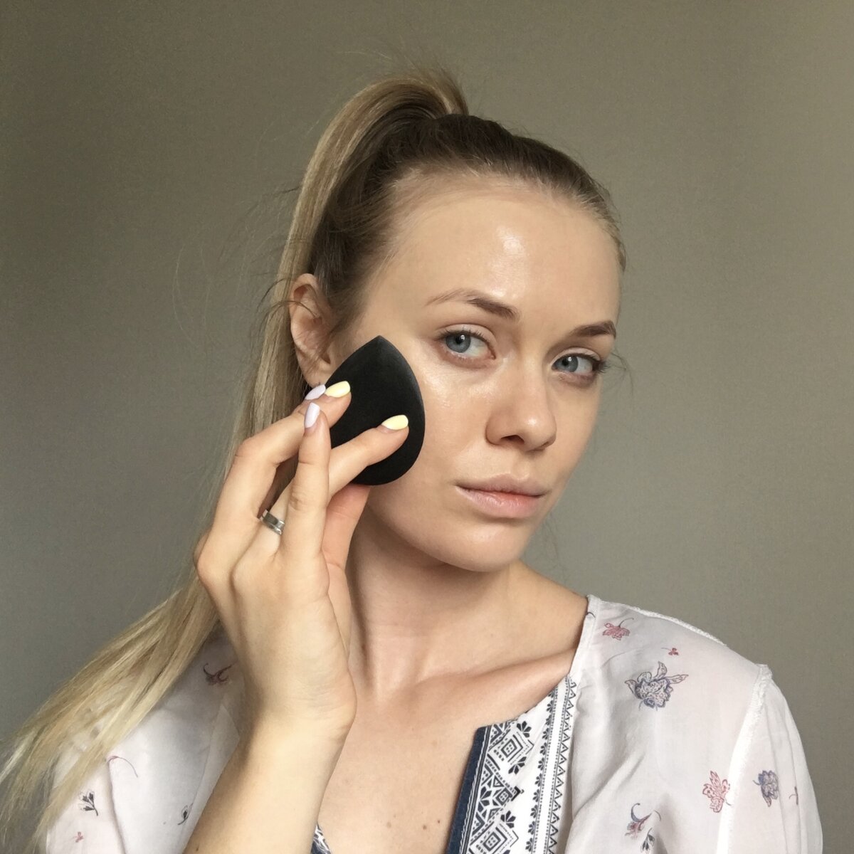 Наносим тон по всему лицу припечатывающими движениями.